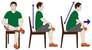 椅子に座ってストレッチする男性