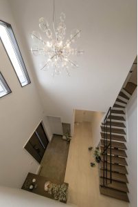 開放感を演出する吹き抜け玄関