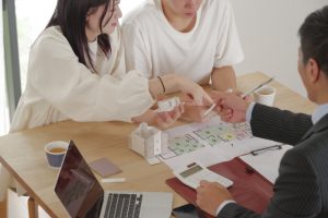 不動産屋？銀行？それとも工務店？「相談先」の正解とは