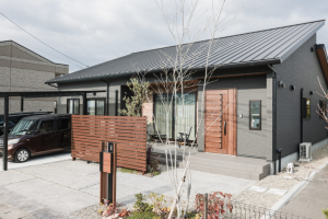 勾配天井とロフトがつくる、大人のモダン空間