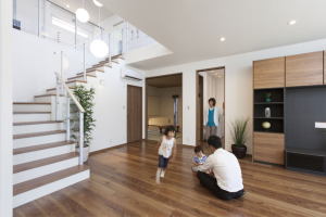 透明パネルで光をつなぐ、家族想いの明るい家