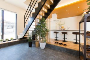 スケルトン階段が主役の「おうちカフェ」LDK