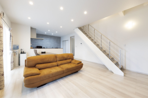 家族の気配が溶け込むホワイト階段