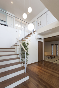 開放感と上質さが交差するリビング階段