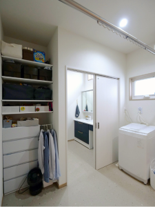 洗う・干す・しまうを完結するランドリールーム
