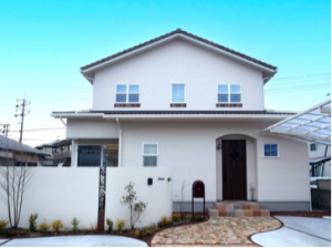 温かみのある石畳を使用したアプローチ
